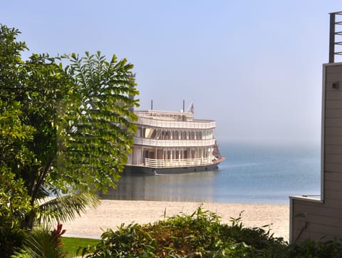 Old Paddle Steamer that pulls into the Catamaran.
