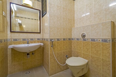 Standard Double Room, 1 Queen Bed, Non Smoking | Bathroom | Shower, rainfall showerhead, towels