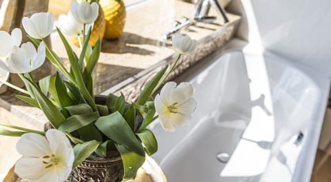 Deep soaking bathtub