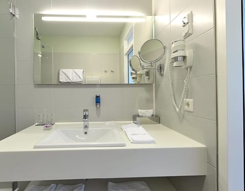 Single Room | Bathroom | Free toiletries, hair dryer, slippers, towels