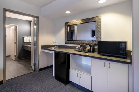 Executive Suite, 1 Bedroom | In-room safe, desk, laptop workspace, blackout drapes