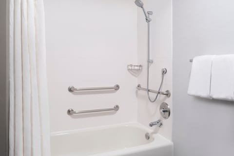 Combined shower/tub, free toiletries, hair dryer, towels