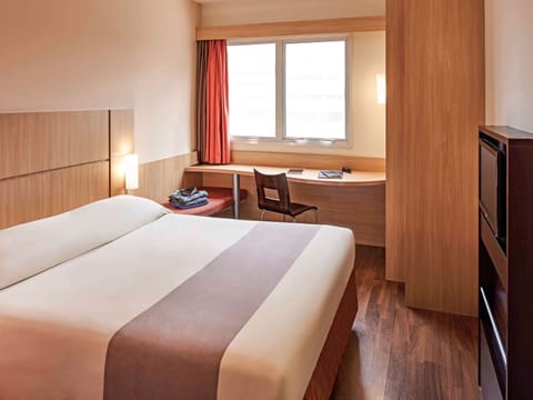 Standard Room, 1 Double Bed | Minibar, in-room safe, laptop workspace, blackout drapes