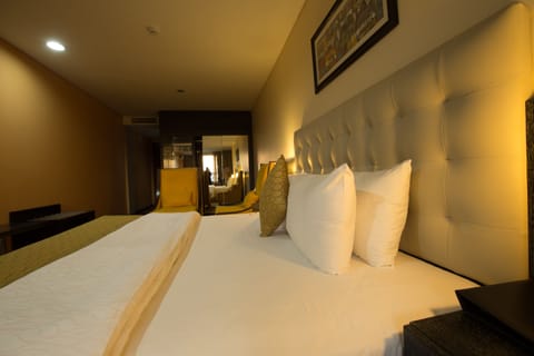 Suite, 1 King Bed, Non Smoking, Kitchen (Penthouse) | Premium bedding, minibar, in-room safe, desk