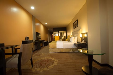 Premier Room, 1 King Bed, Non Smoking, Refrigerator | Premium bedding, minibar, in-room safe, desk