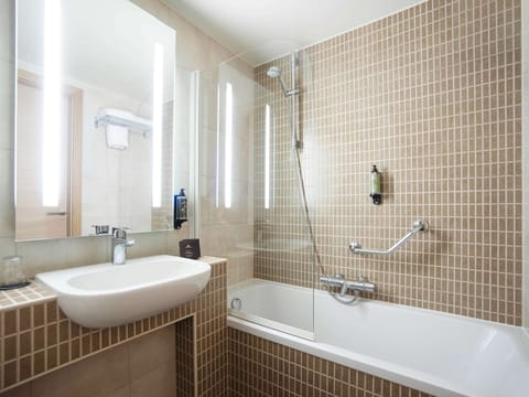 Combined shower/tub, eco-friendly toiletries, hair dryer, towels