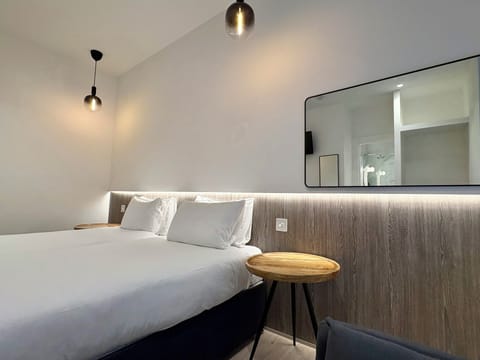 Deluxe Room | Minibar, iron/ironing board, free WiFi, bed sheets