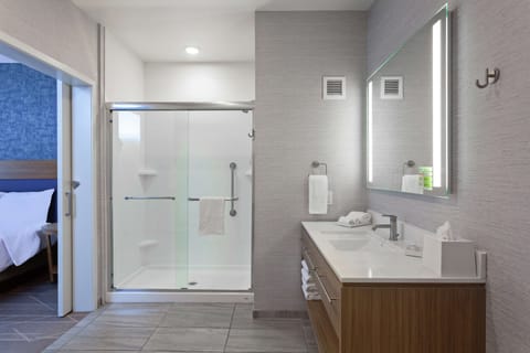 Studio Suite, 1 King Bed | Bathroom shower