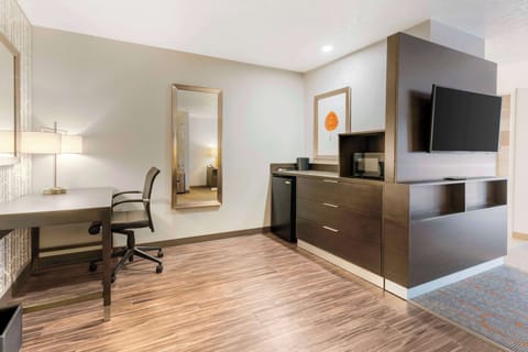 Hypo-allergenic bedding, in-room safe, desk, laptop workspace