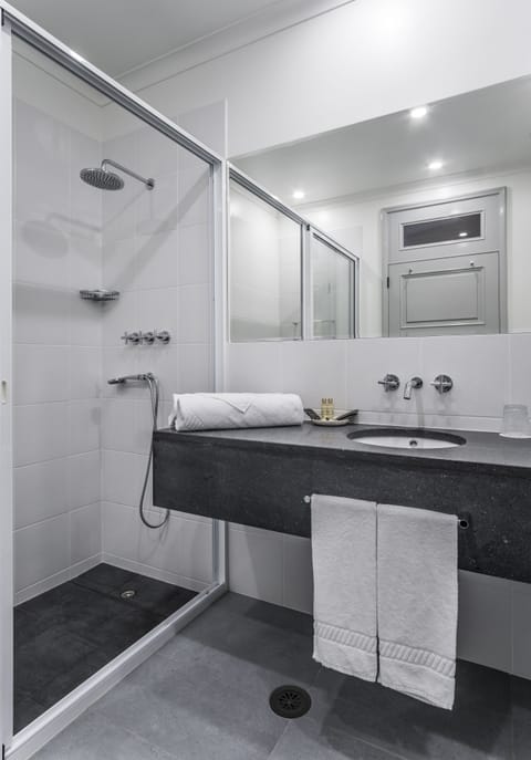 Double Room, 1 Queen Bed, City View (Miosotis) | Bathroom | Deep soaking tub, rainfall showerhead, free toiletries, hair dryer