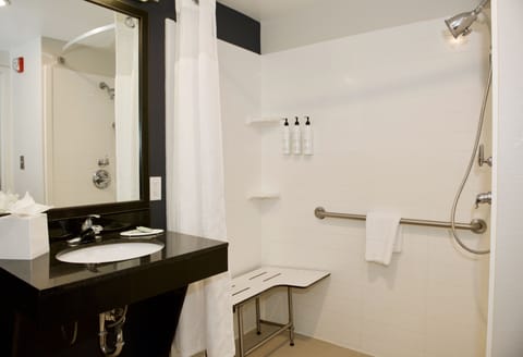 Combined shower/tub, free toiletries, hair dryer, towels