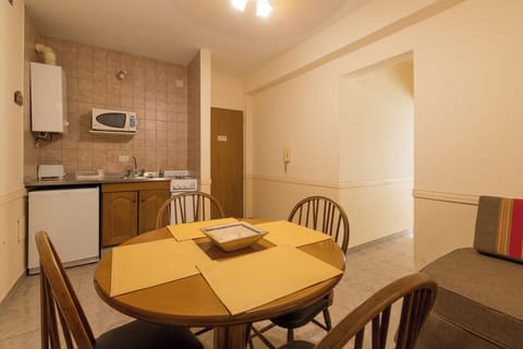 Superior Apartment, Multiple Beds | Private kitchen | Fridge, microwave, oven, electric kettle