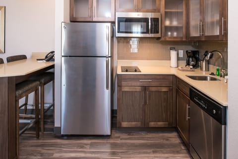 Full-size fridge, microwave, stovetop, dishwasher