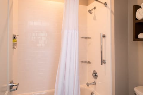 Studio Suite, 1 Queen Bed | Bathroom | Free toiletries, hair dryer, towels