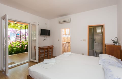 Comfort Studio, Patio, Sea View | Iron/ironing board, free WiFi, bed sheets