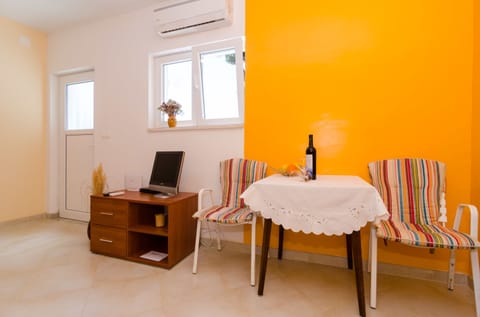 Comfort Apartment, 1 Bedroom, Terrace, Garden View | Free WiFi, bed sheets