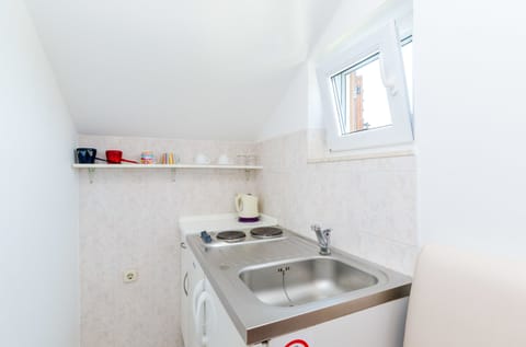 Studio | Private kitchenette | Fridge, stovetop, electric kettle, toaster