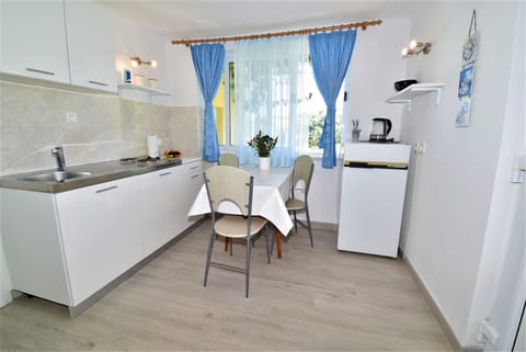 Studio, Terrace, Garden View | Private kitchen | Electric kettle