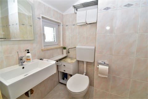 Apartment, 2 Bedrooms, Terrace, Garden View | Bathroom | Free toiletries, hair dryer, towels