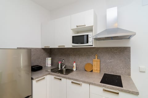 Premium Apartment, 1 Bedroom | Private kitchenette | Fridge, microwave, stovetop, coffee/tea maker