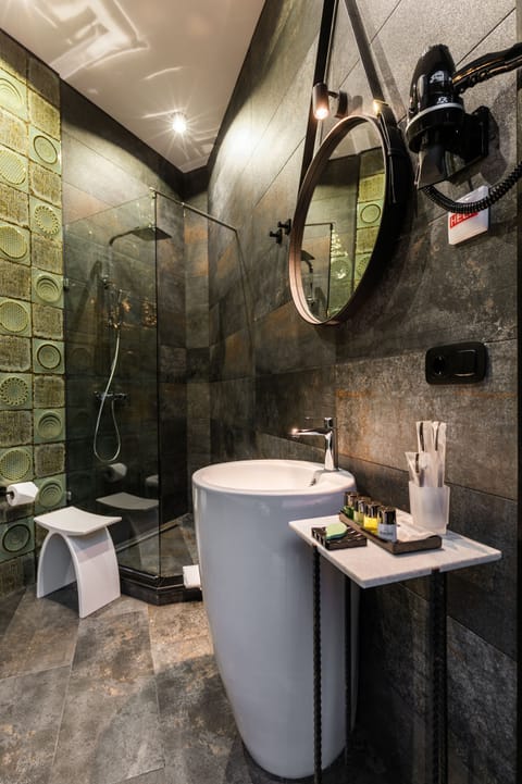 Executive Double Room | Bathroom | Shower, free toiletries, hair dryer, bathrobes