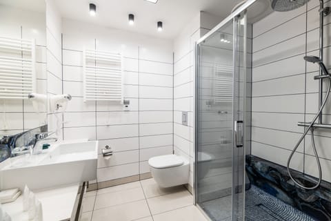 Superior Apartment | Bathroom | Shower, free toiletries, hair dryer, slippers