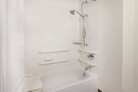 Combined shower/tub, free toiletries, hair dryer, towels