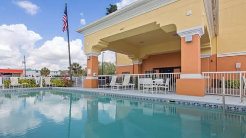 Outdoor pool, pool umbrellas, sun loungers