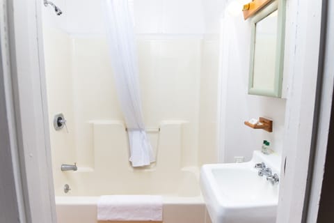Standard Room, 1 King Bed, Non Smoking (Jay) | Bathroom | Shower, towels