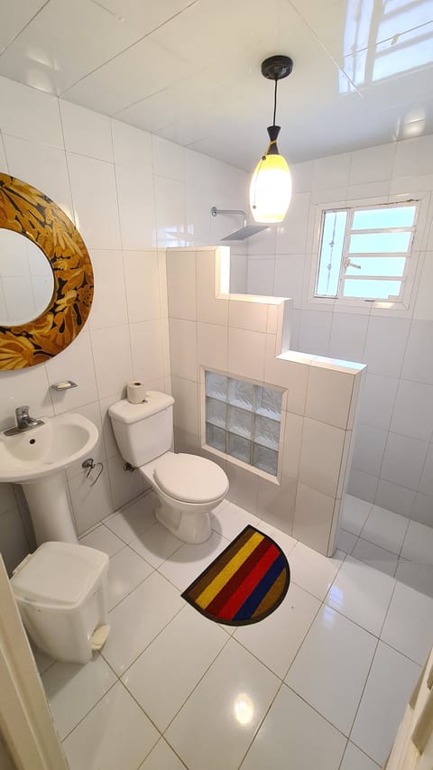 Double Room | Bathroom | Shower, rainfall showerhead, free toiletries, hair dryer