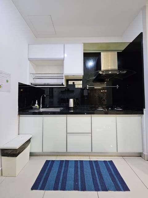 Superior Suite, 2 Bedrooms, Partial Sea View | Private kitchen | Full-size fridge, microwave, stovetop, dishwasher