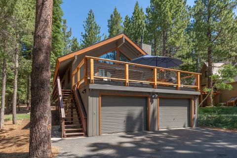 Large U shaped, level driveway with room for 5-7 cars.