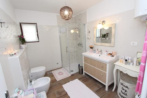 Comfort Apartment, 2 Bedrooms (Ground Floor) | Bathroom | Hair dryer, bidet, towels