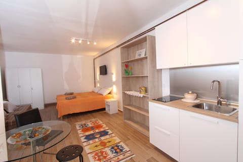 Comfort Studio | Private kitchen | Fridge, stovetop, coffee/tea maker, electric kettle