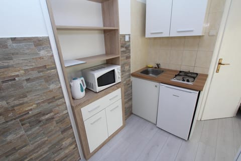 Comfort Studio, Sea View | Private kitchen | Fridge, stovetop, electric kettle, cookware/dishes/utensils