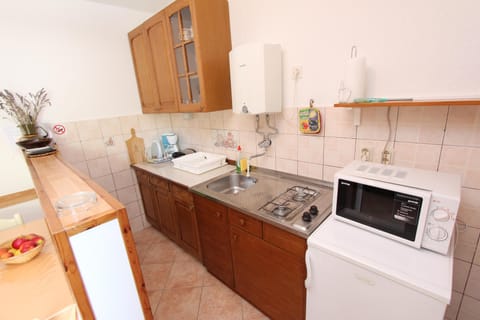 Studio | Private kitchen | Fridge, microwave, stovetop, coffee/tea maker