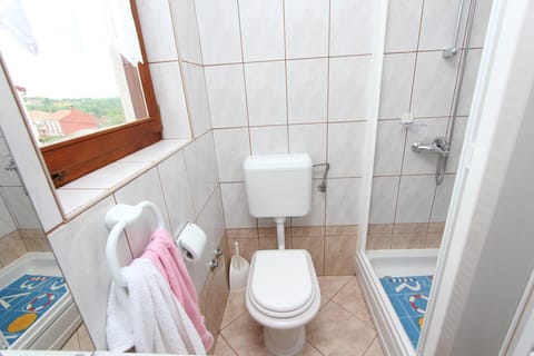 Apartment, 1 Bedroom | Bathroom | Shower, hair dryer, towels