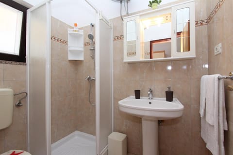 Double Room with Terrrace | Bathroom | Shower, hair dryer, towels