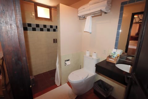 Family Suite, Multiple beds, No smoking VII | Bathroom | Shower, free toiletries, towels