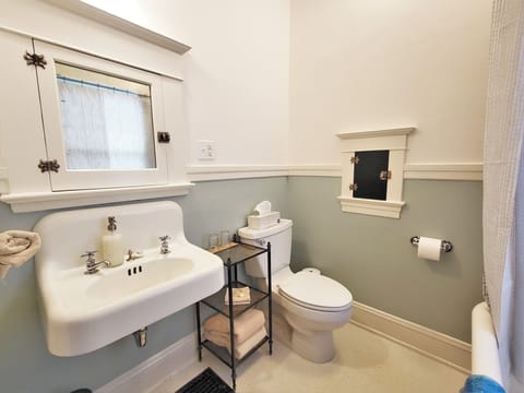 Deluxe Room, 1 King Bed, Private Bathroom | Bathroom | Free toiletries, hair dryer, bathrobes, towels