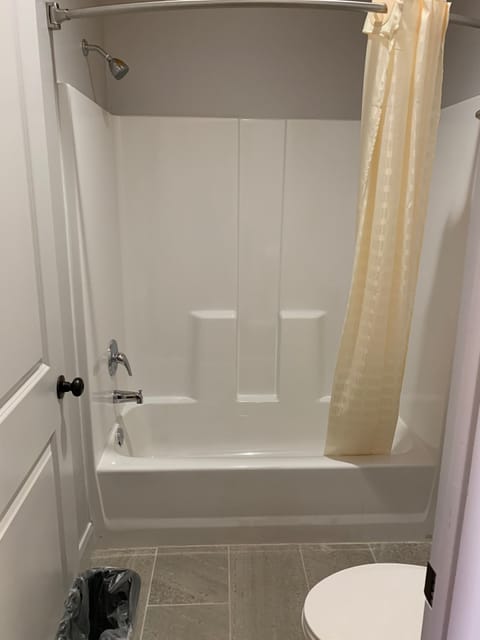 Combined shower/tub, hair dryer, towels