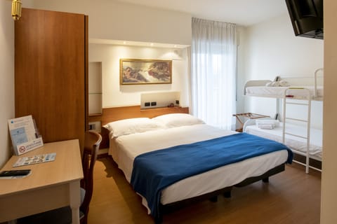 Matrimoniale piccola con letto a castello | Premium bedding, minibar, in-room safe, desk