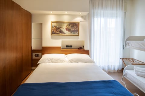 Matrimoniale piccola con letto a castello | Premium bedding, minibar, in-room safe, desk