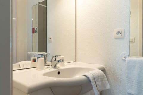 Shower, eco-friendly toiletries, hair dryer, towels