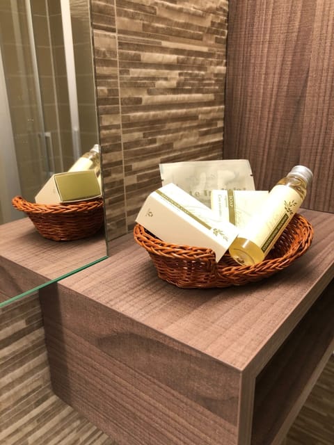 Apartment, 1 Bedroom, Patio | Bathroom amenities | Shower, hair dryer, towels