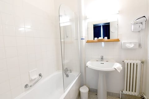 Combined shower/tub, free toiletries, hair dryer, towels