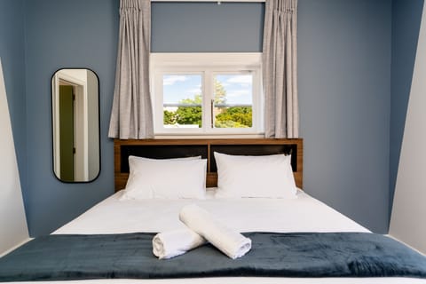 King Room Ensuite | Hypo-allergenic bedding, soundproofing, free WiFi, bed sheets