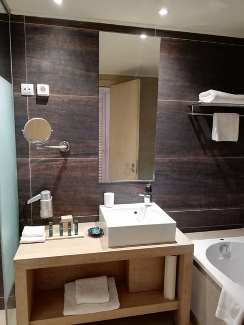 Separate tub and shower, free toiletries, hair dryer, towels