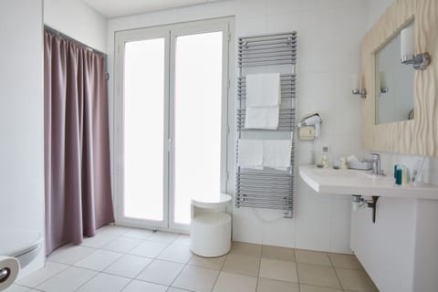 Room Lateral PMR  Access Spa | Bathroom | Deep soaking tub, hair dryer, towels