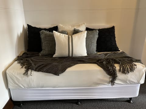 Room 7 | Premium bedding, down comforters, minibar, individually furnished